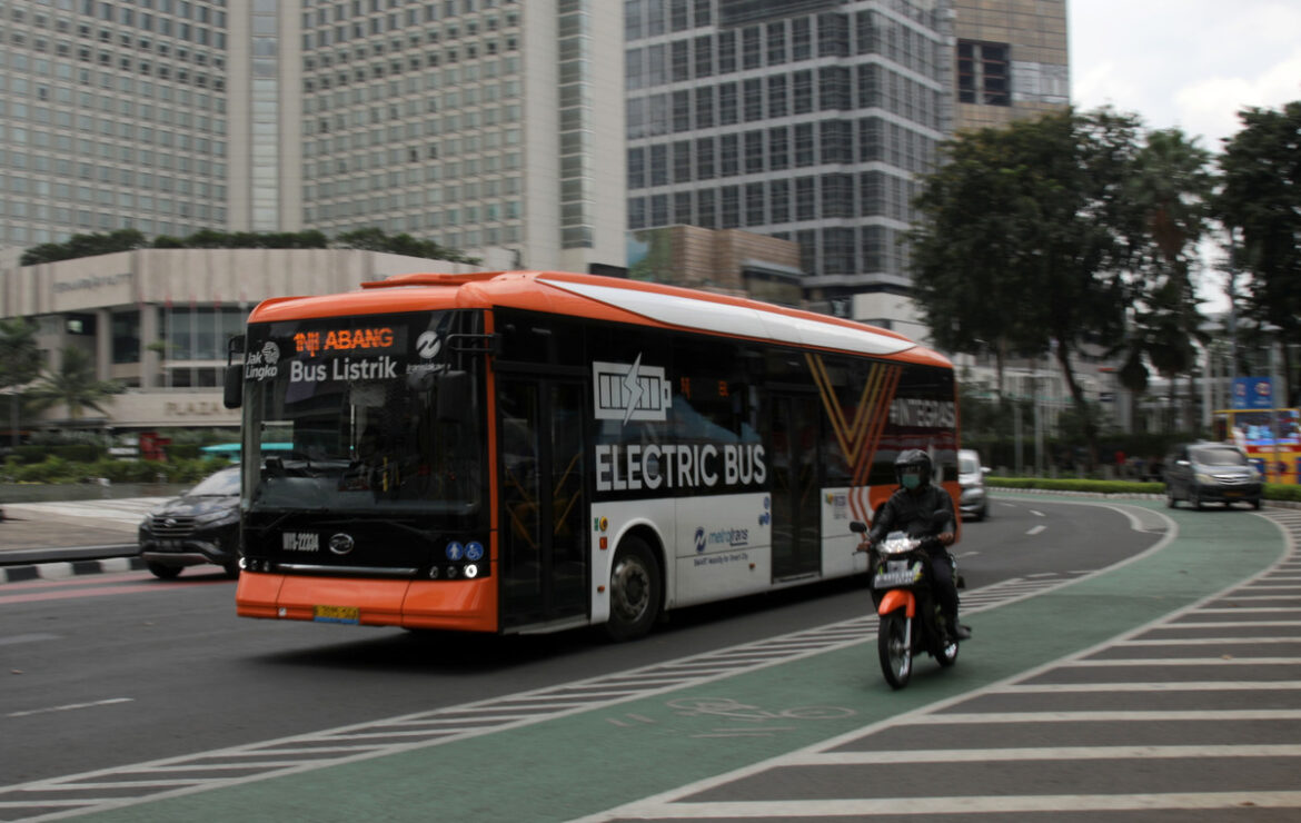 Now There Are 52 Transjakarta Electric Buses In Operation - Bakrie ...