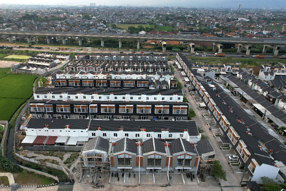 Property Sector Weakens, Middle Class Purchasing Power Falls